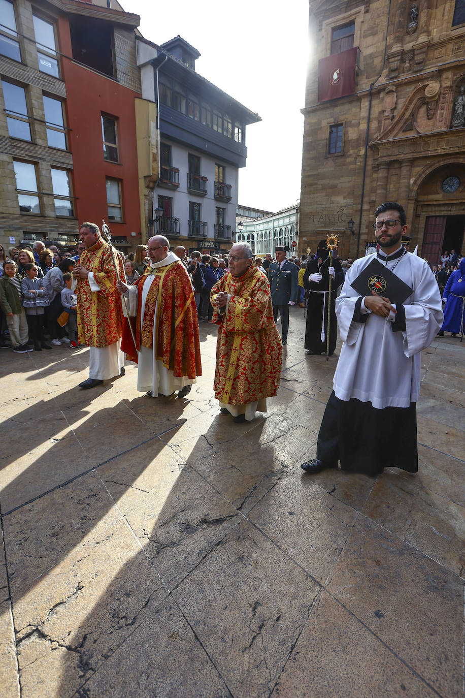 Emoción en Oviedo en la procesión del Santo Entierro