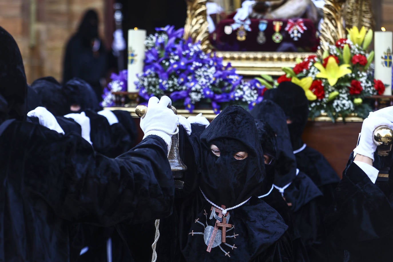 Emoción en Oviedo en la procesión del Santo Entierro