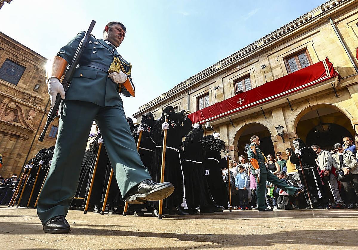 Emoción en Oviedo en la procesión del Santo Entierro