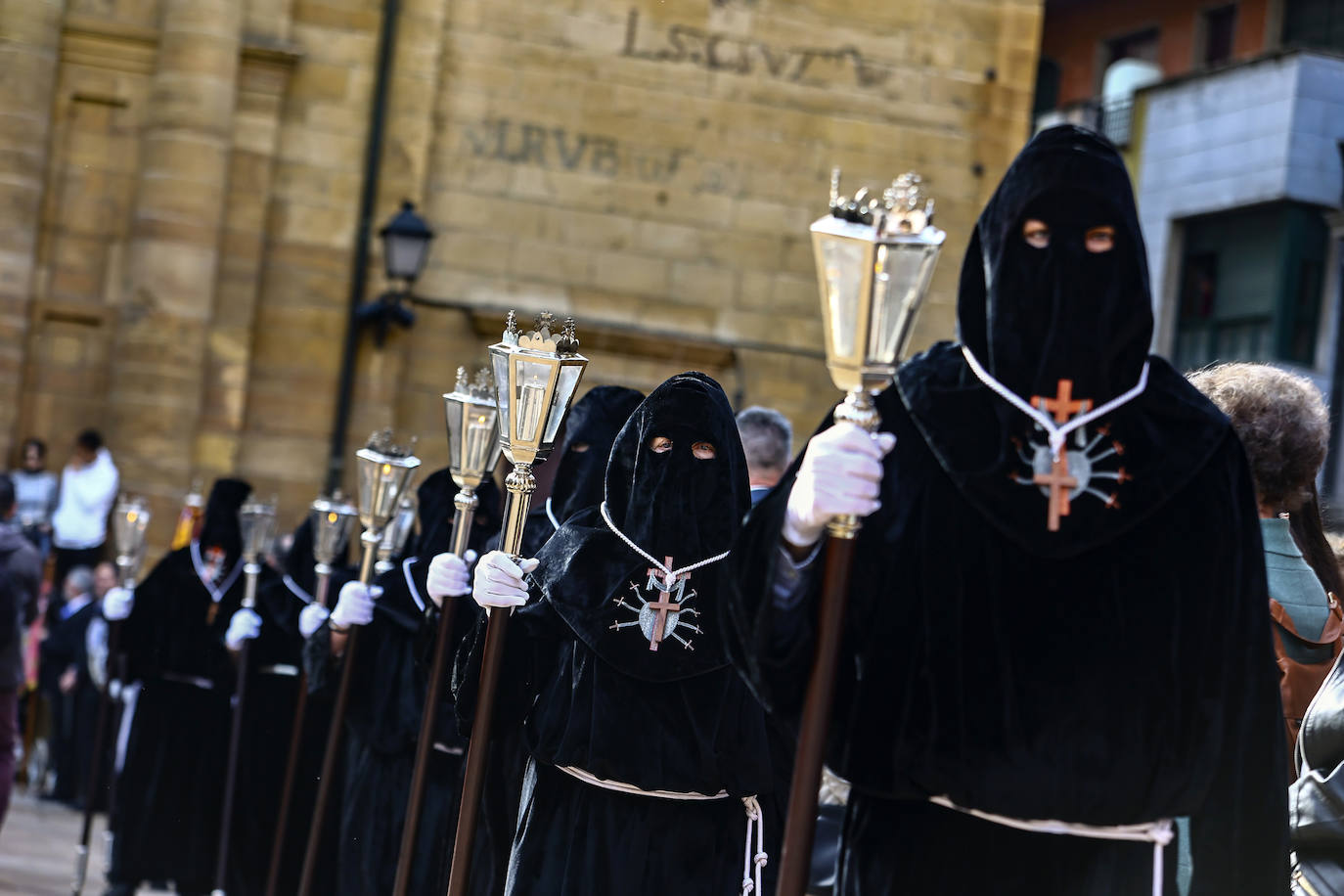 Emoción en Oviedo en la procesión del Santo Entierro