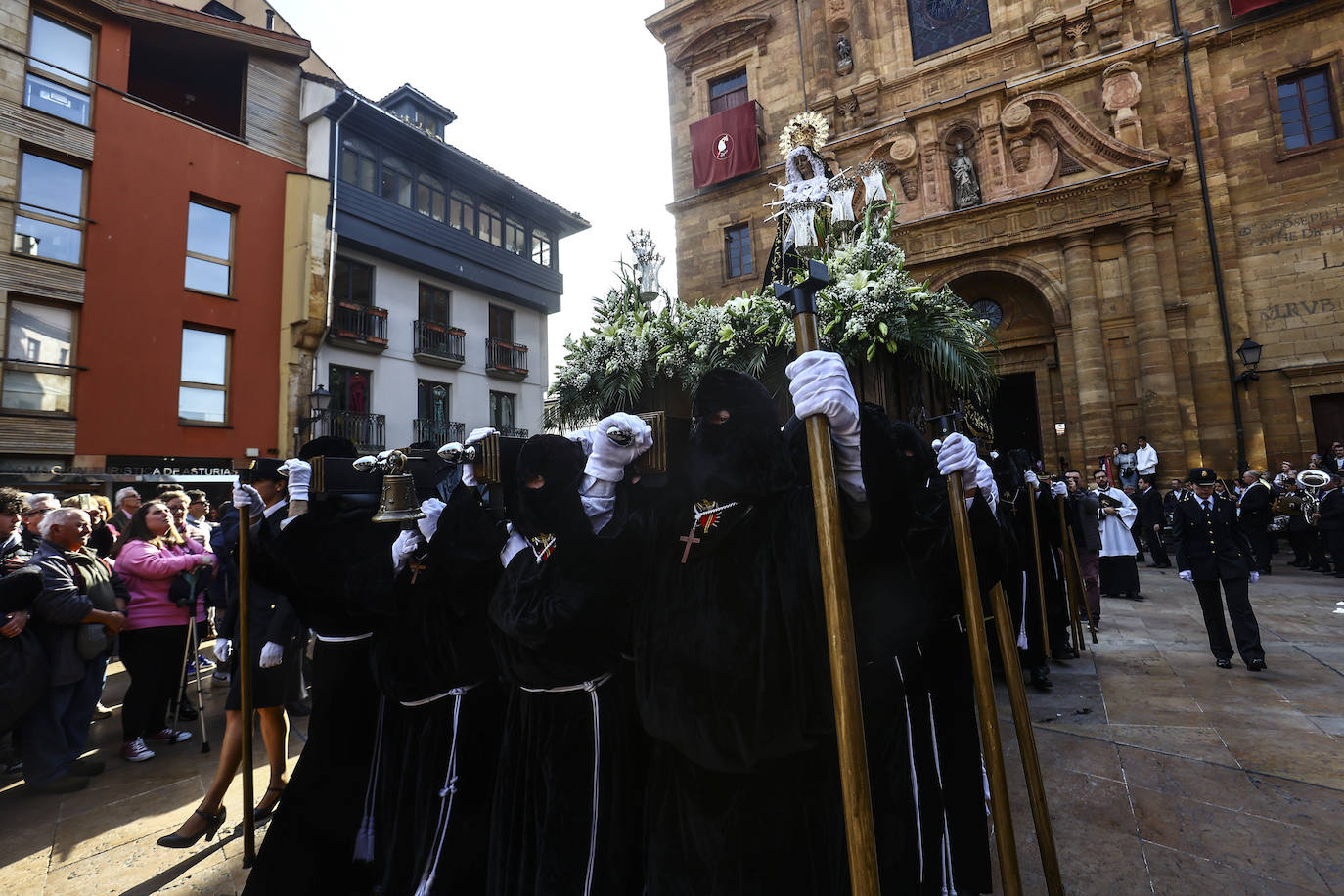 Emoción en Oviedo en la procesión del Santo Entierro