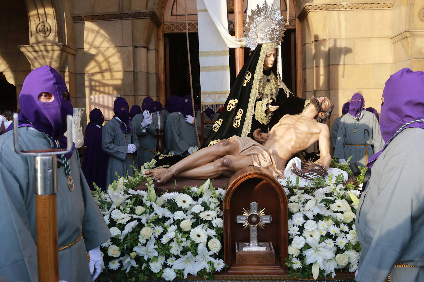 El Santo Entierro llena Gijón