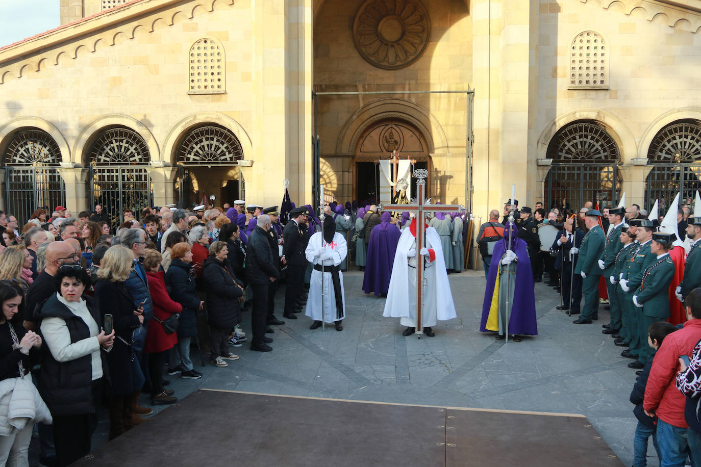 El Santo Entierro llena Gijón