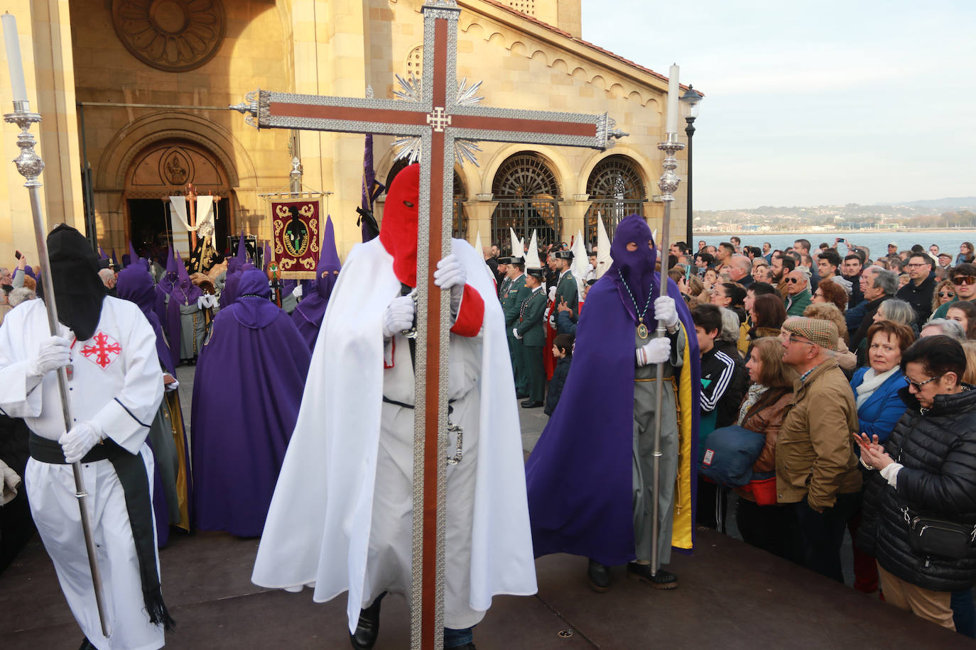 El Santo Entierro llena Gijón