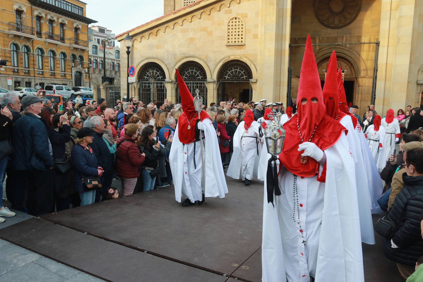 El Santo Entierro llena Gijón