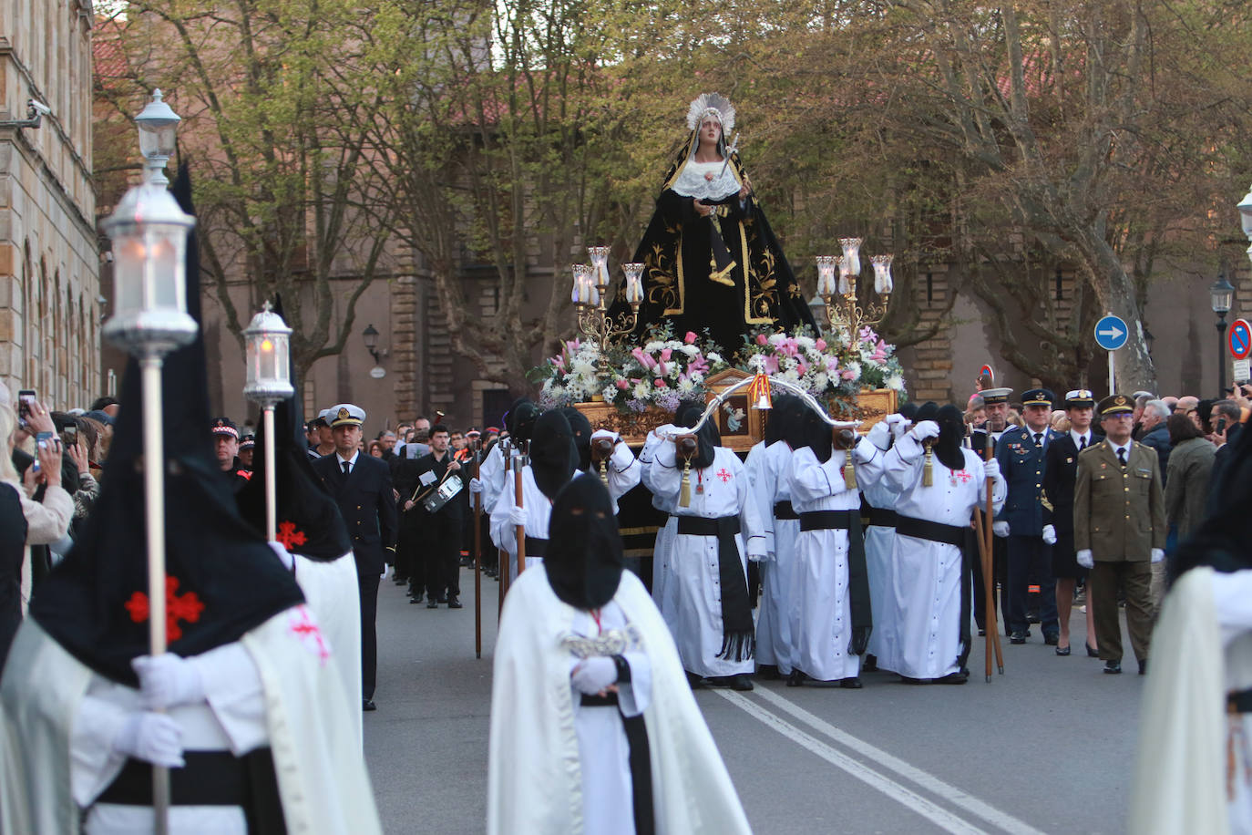 El Santo Entierro llena Gijón