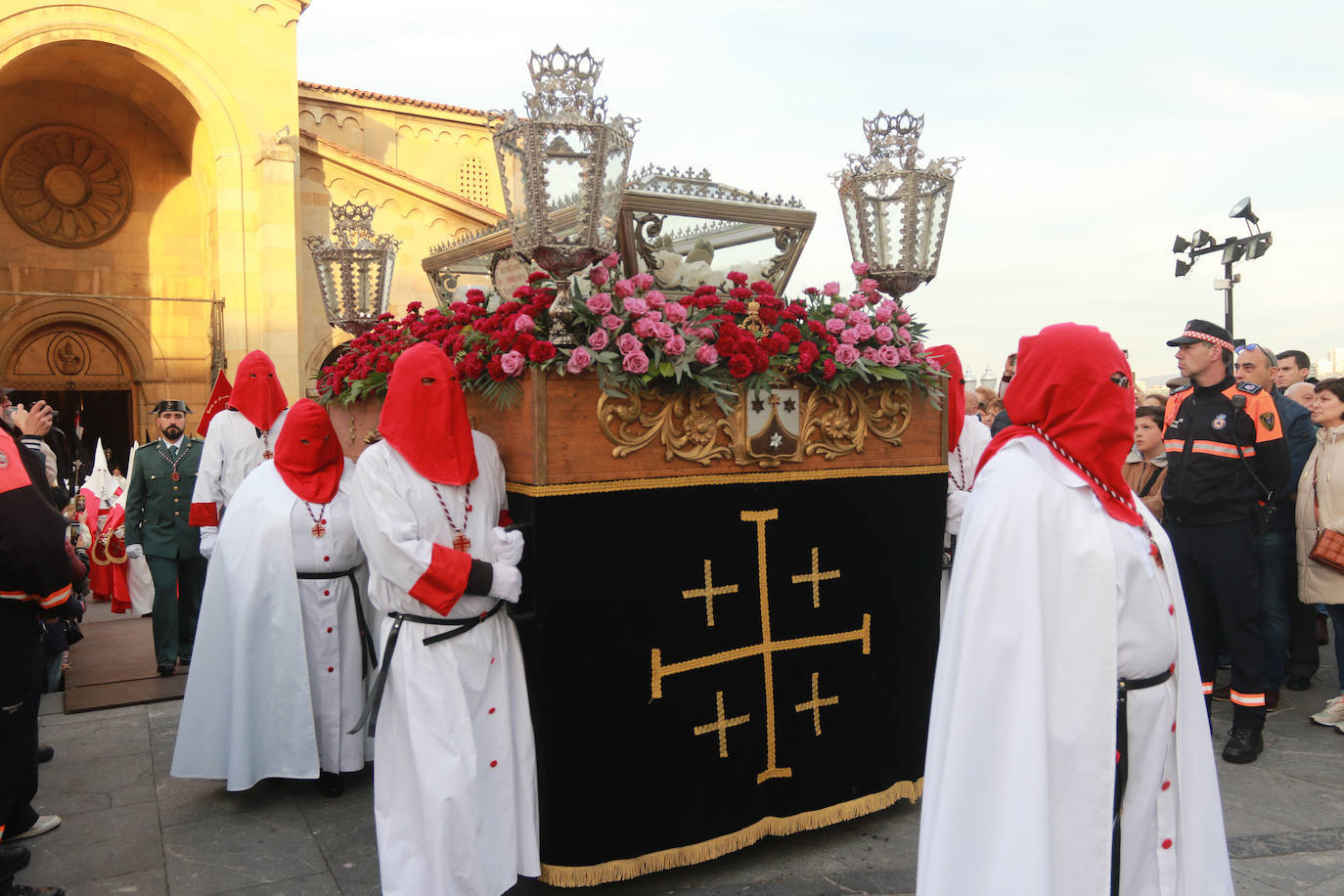 El Santo Entierro llena Gijón