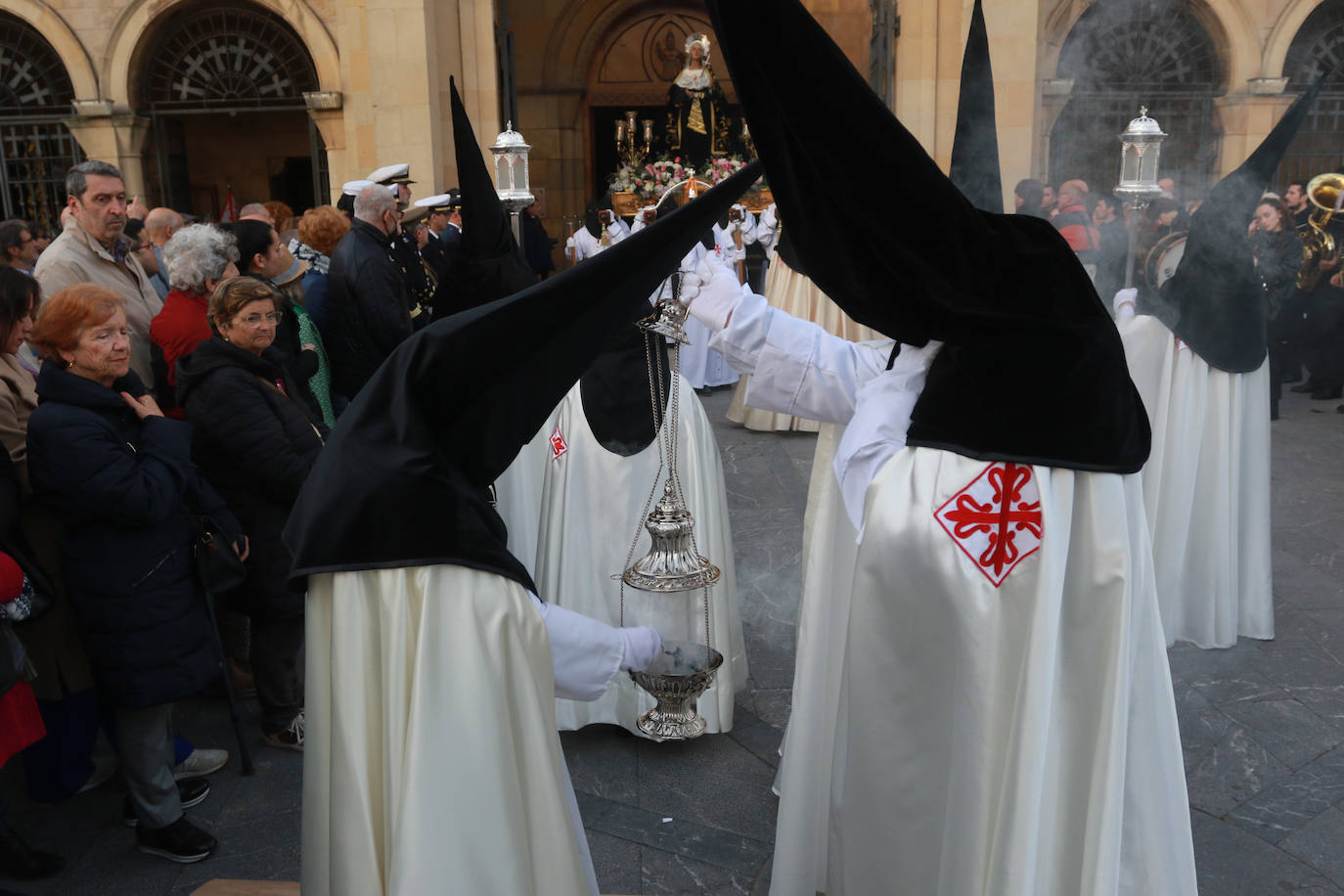 El Santo Entierro llena Gijón