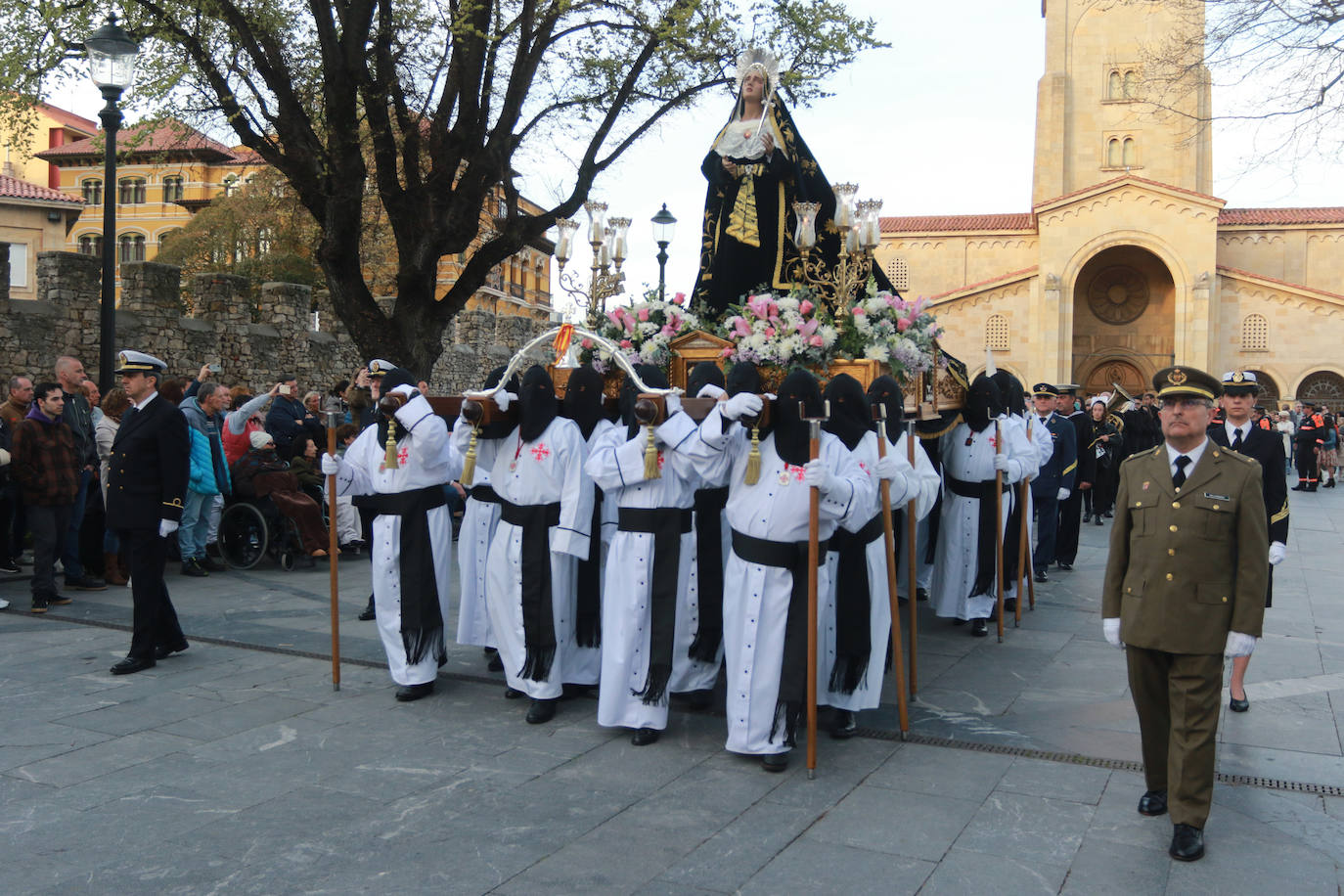 El Santo Entierro llena Gijón