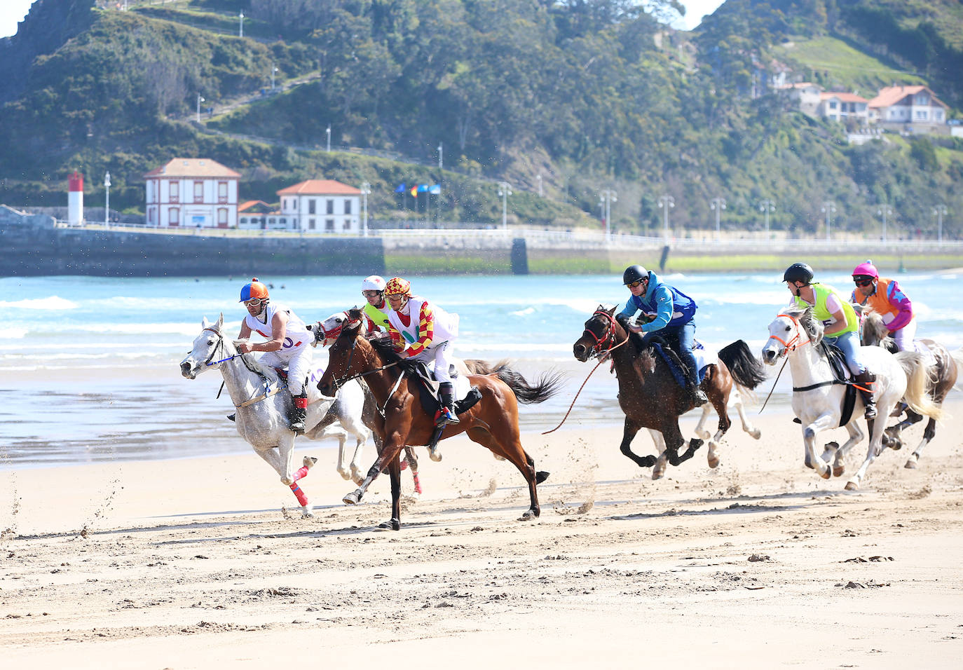 Ribadesella disfruta del espectáculo de las Carreras de Caballos