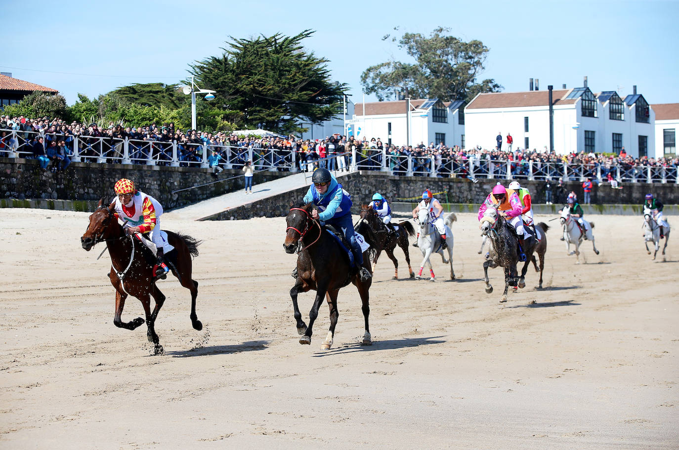 Ribadesella disfruta del espectáculo de las Carreras de Caballos