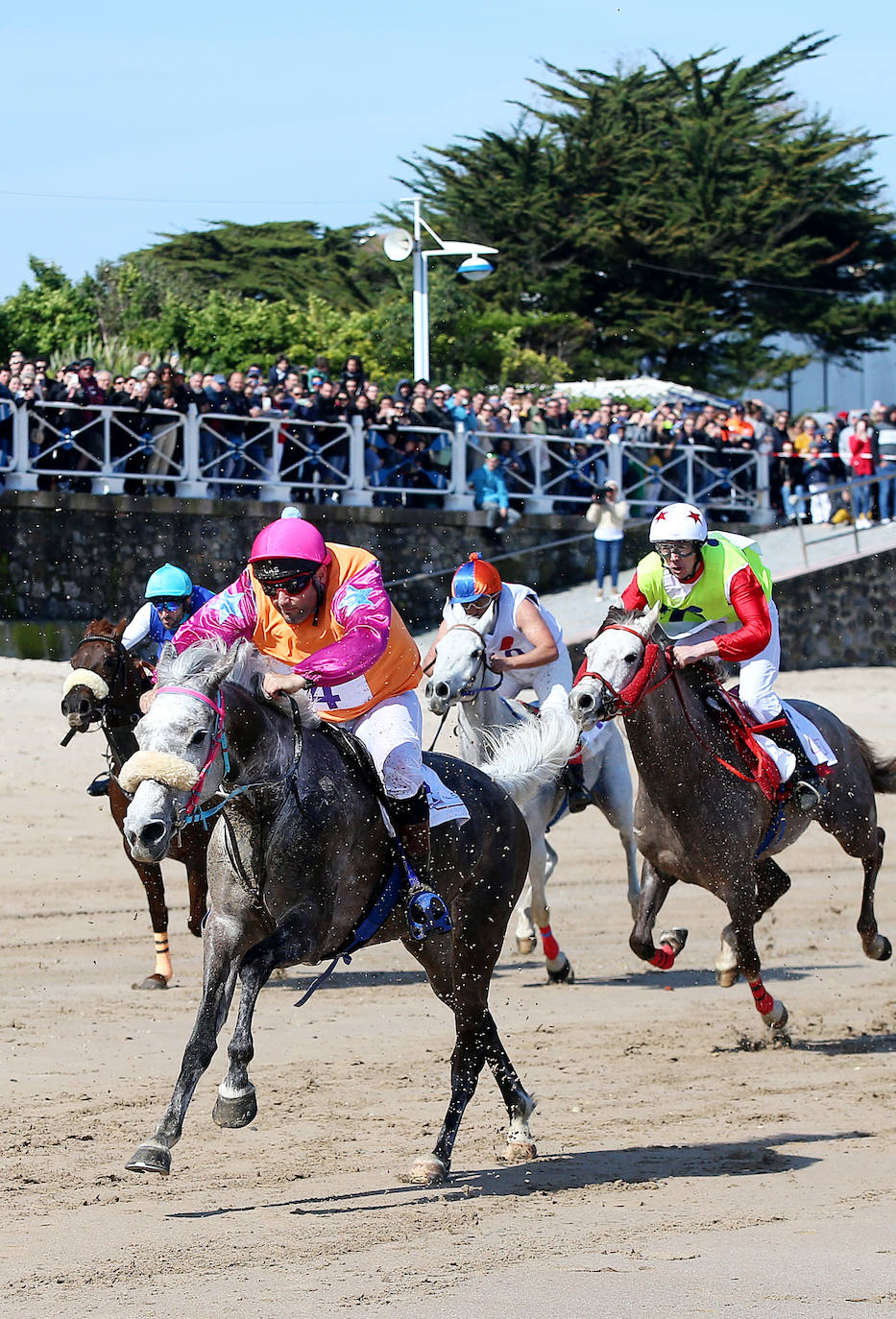 Ribadesella disfruta del espectáculo de las Carreras de Caballos