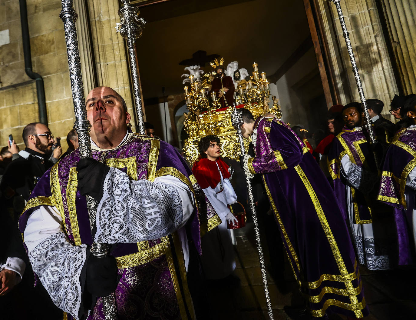 La Madrugá conmueve a los fieles en Oviedo