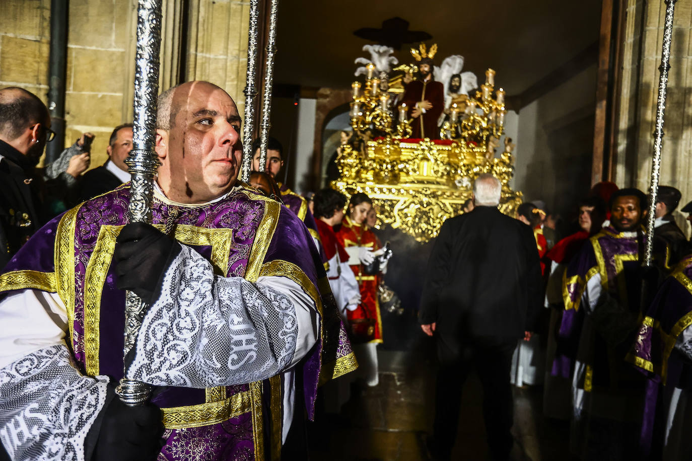 La Madrugá conmueve a los fieles en Oviedo