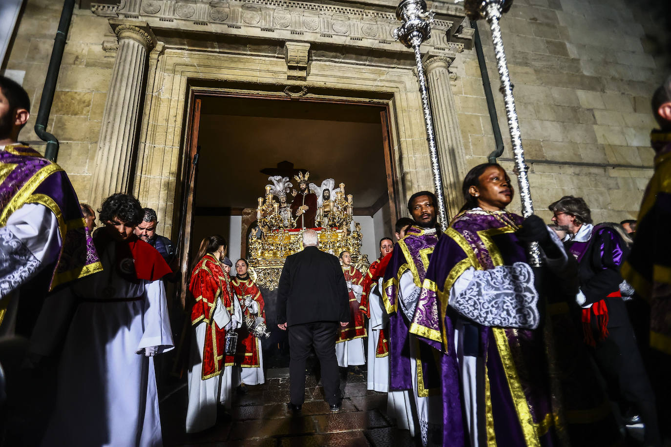 La Madrugá conmueve a los fieles en Oviedo