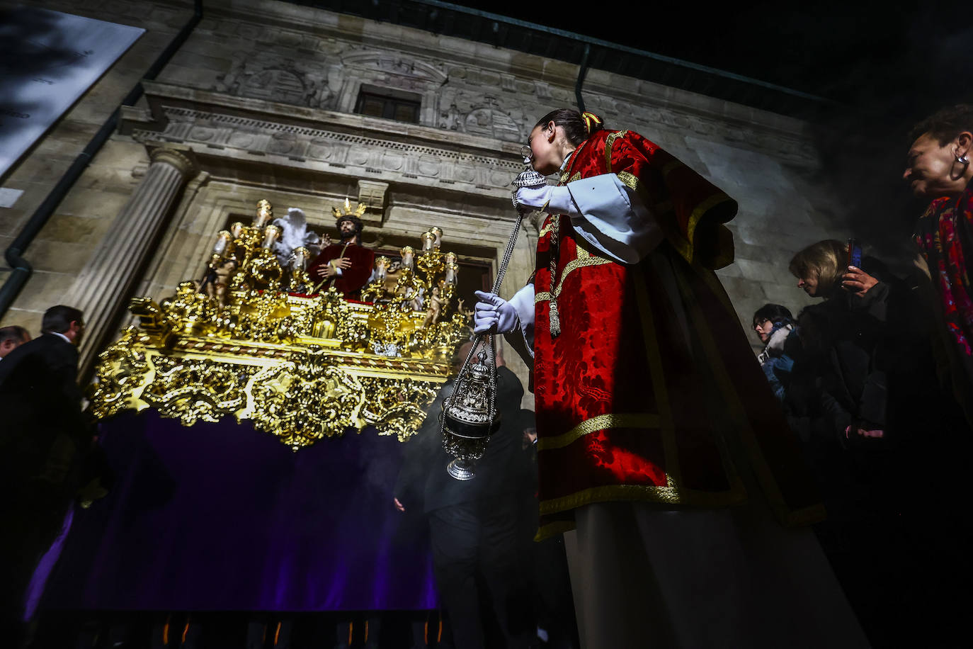 La Madrugá conmueve a los fieles en Oviedo