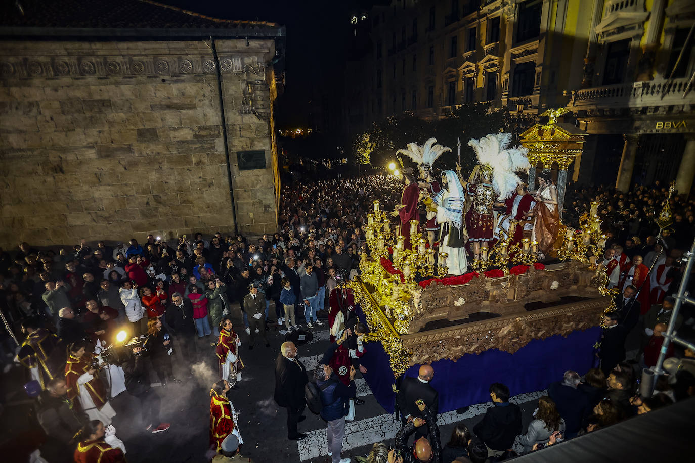 La Madrugá conmueve a los fieles en Oviedo