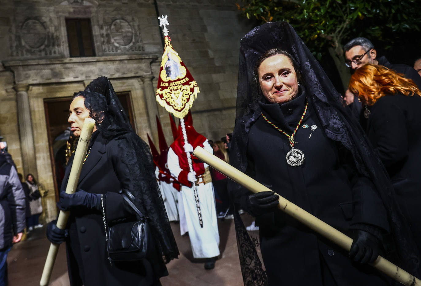 La Madrugá conmueve a los fieles en Oviedo