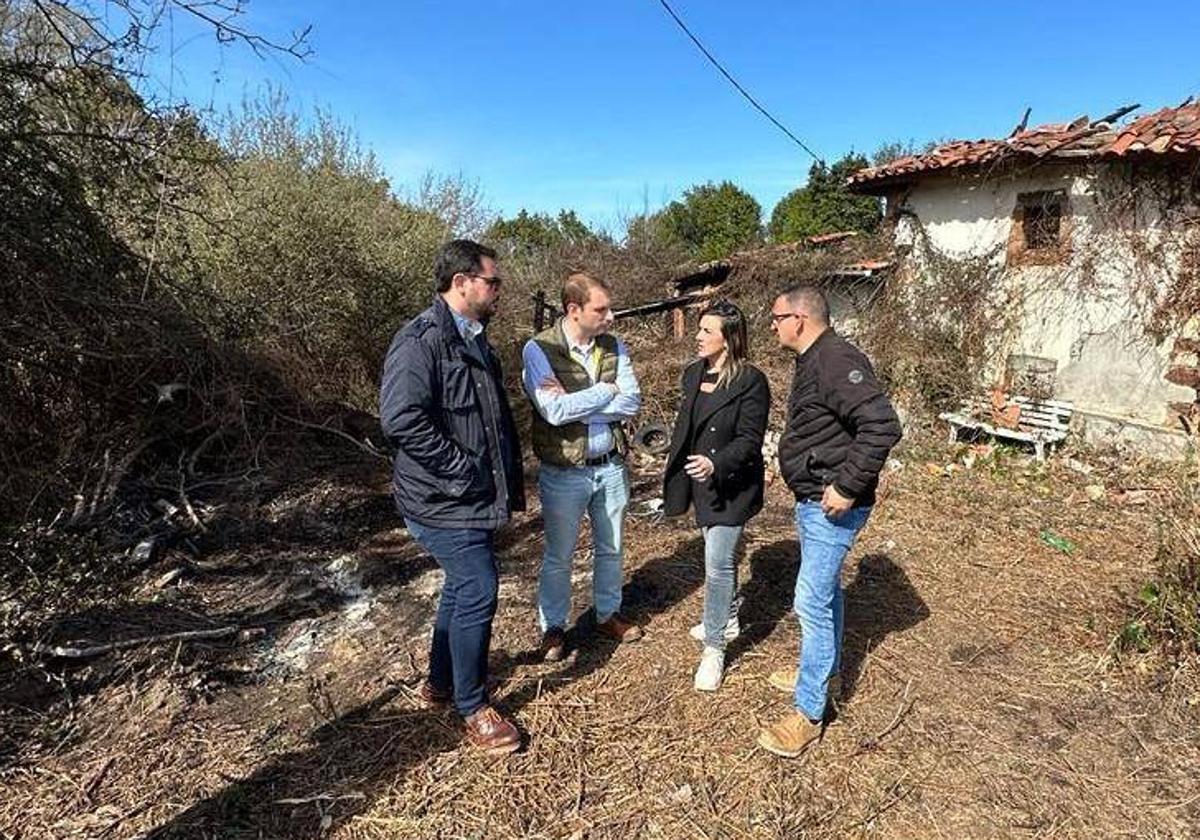 Adrián Pumares con el vocal de la Comisión Directiva de Foro Asturias, Jaime Fernández-Paíno, el pasado domingo en la visita a las zonas más afectadas por los incendios junto a la candidata de Foro a la Alcaldía de Valdés, Carmen Rodríguez, y miembros de la Comisión Directiva Local.