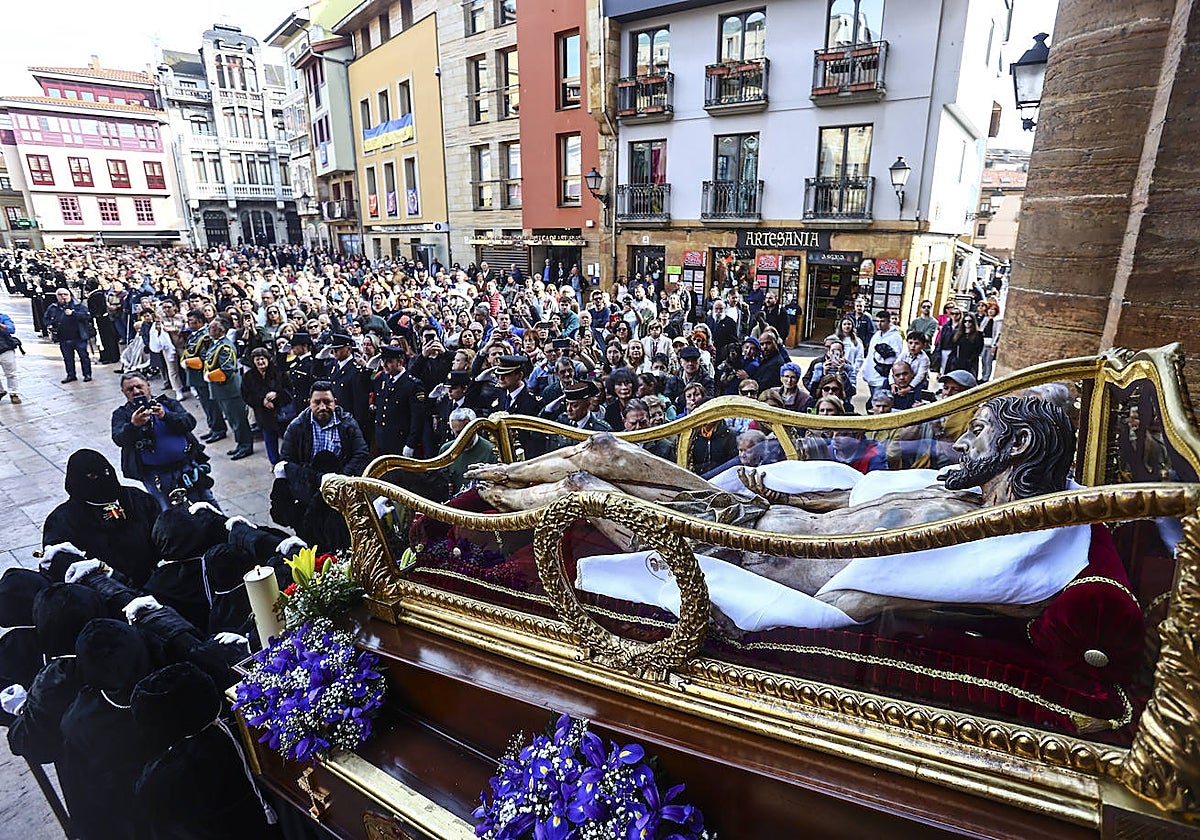 La imagen del Cristo Yaciente sale de San Isidoro ante centenares de fieles.