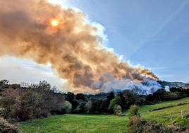 El fuego declarado en Las Regueras.