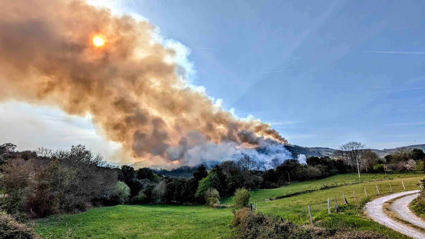 Un incendio en Las Regueras eleva el nivel de alerta