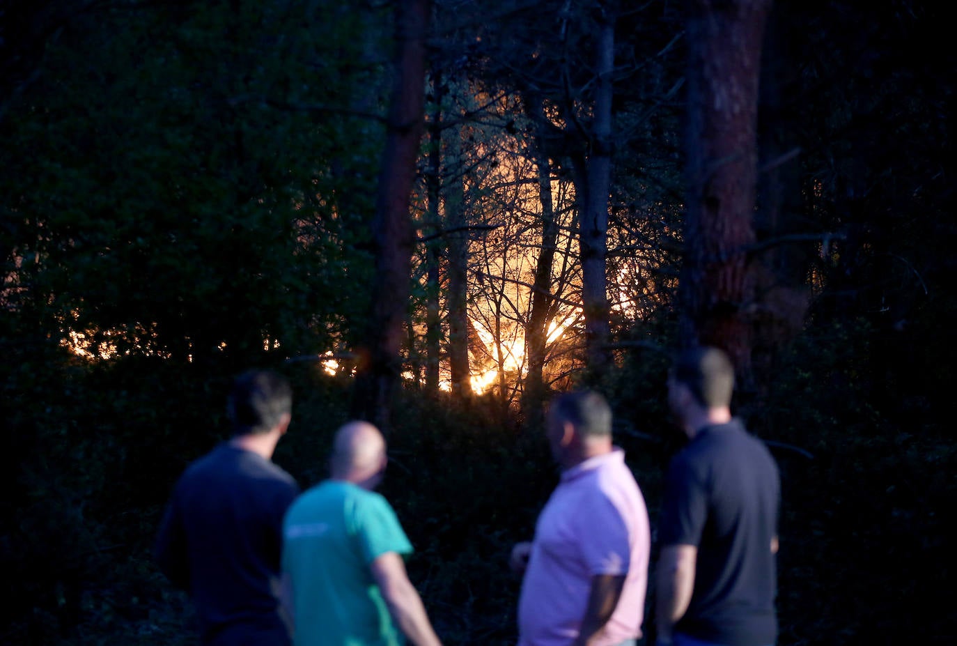 Un incendio en Las Regueras eleva el nivel de alerta