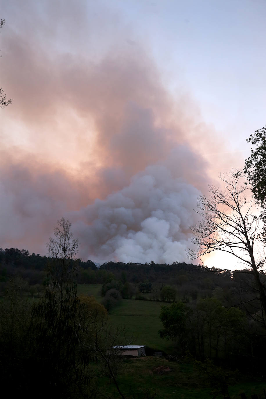 Un incendio en Las Regueras eleva el nivel de alerta