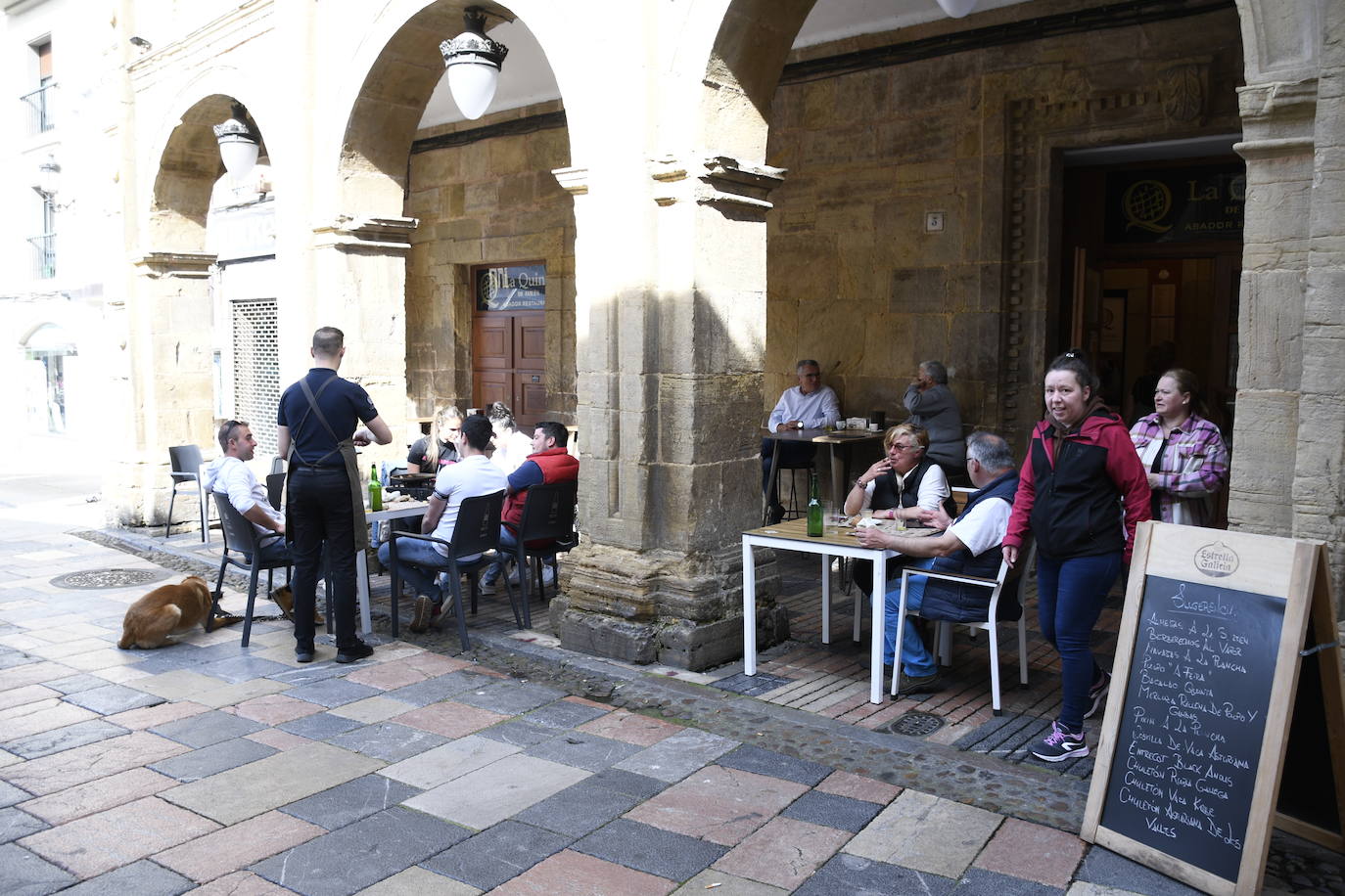 Calor y lleno total en Asturias en el Sábado Santo
