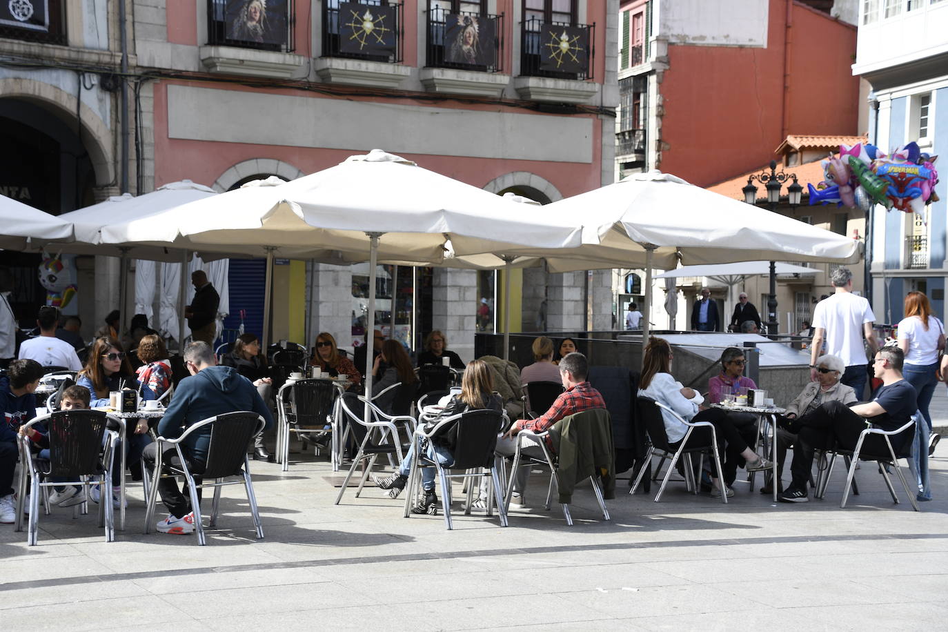Calor y lleno total en Asturias en el Sábado Santo