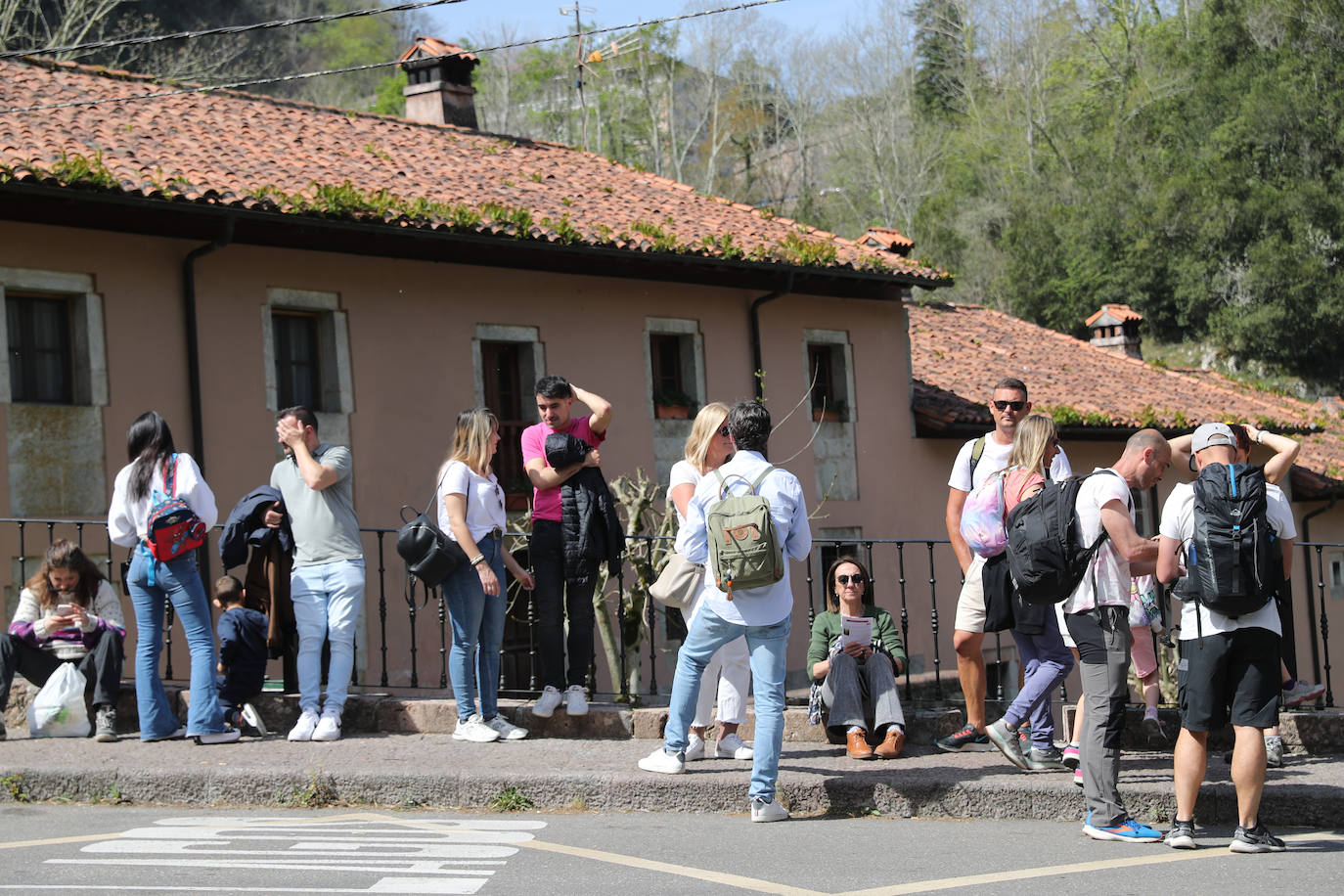 Calor y lleno total en Asturias en el Sábado Santo