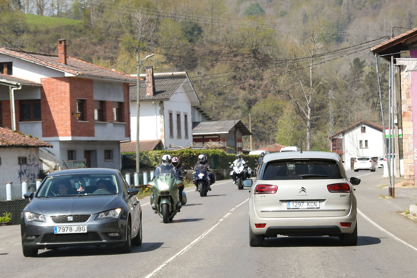 Calor y lleno total en Asturias en el Sábado Santo