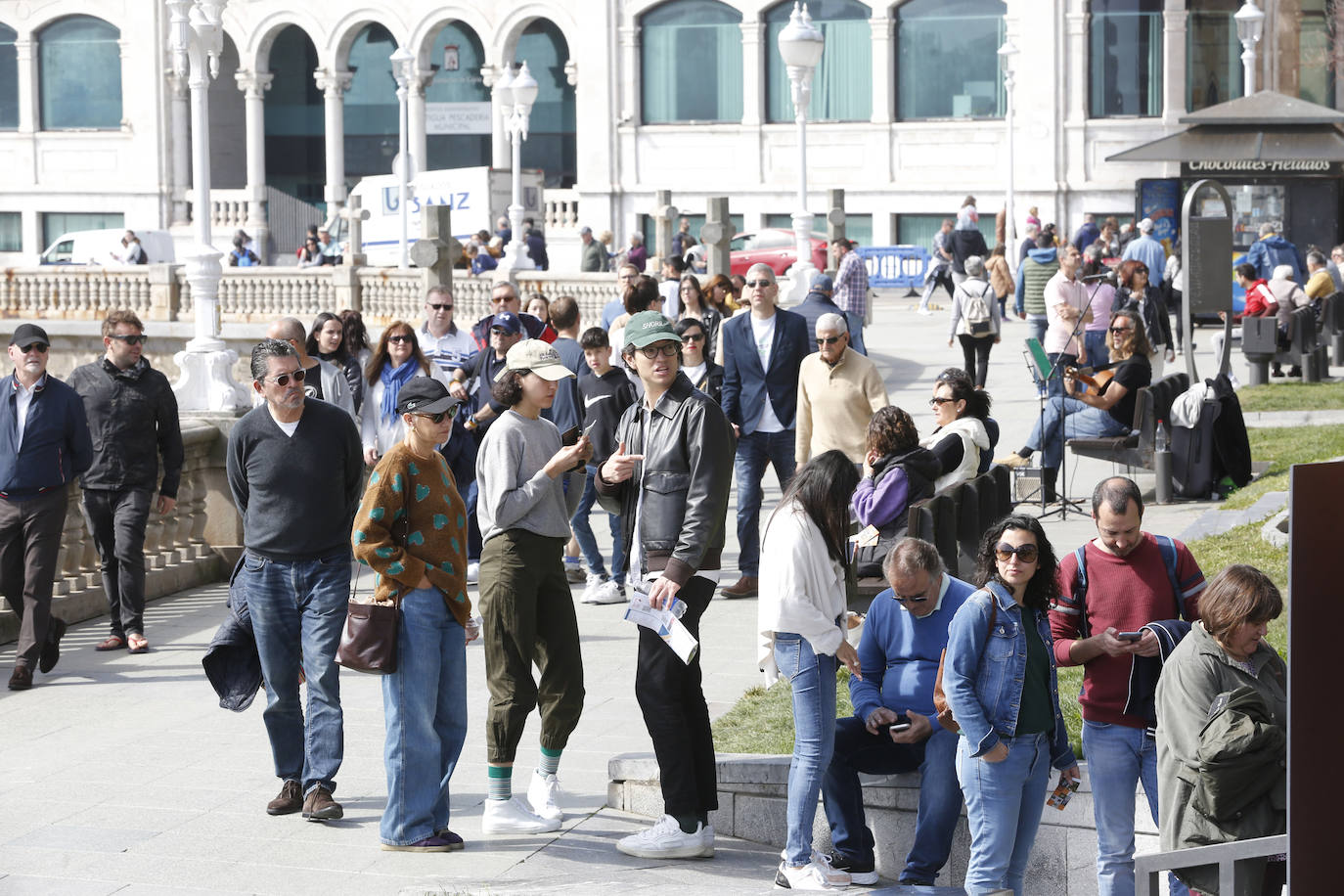Calor y lleno total en Asturias en el Sábado Santo