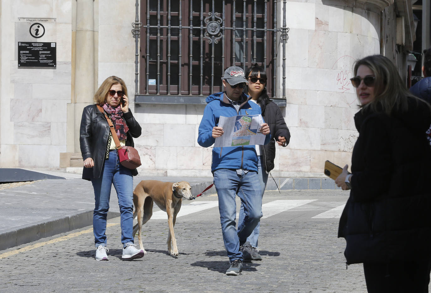 Calor y lleno total en Asturias en el Sábado Santo