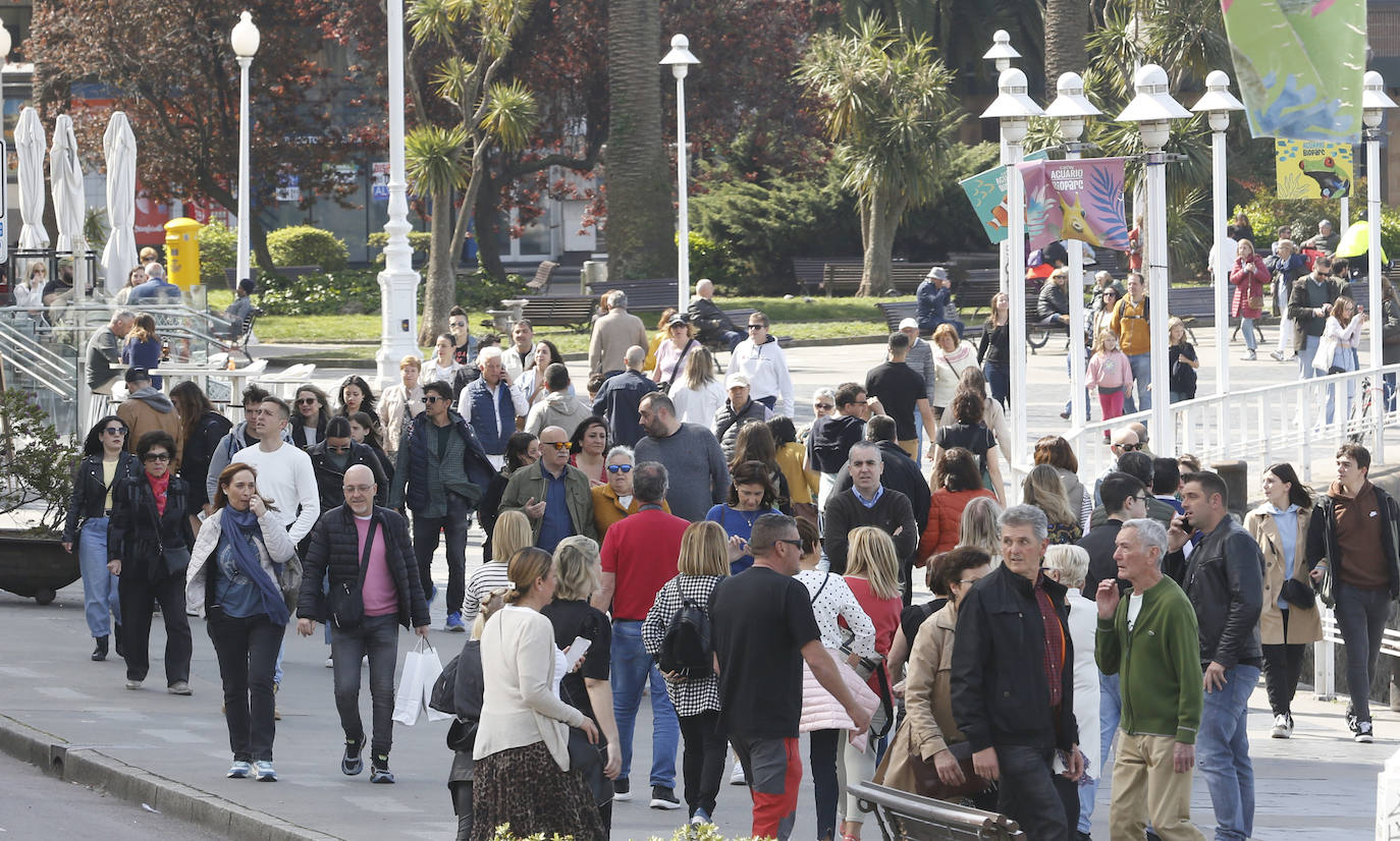 Calor y lleno total en Asturias en el Sábado Santo