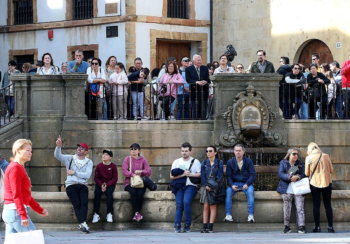 Calor y lleno total en Asturias en el Sábado Santo
