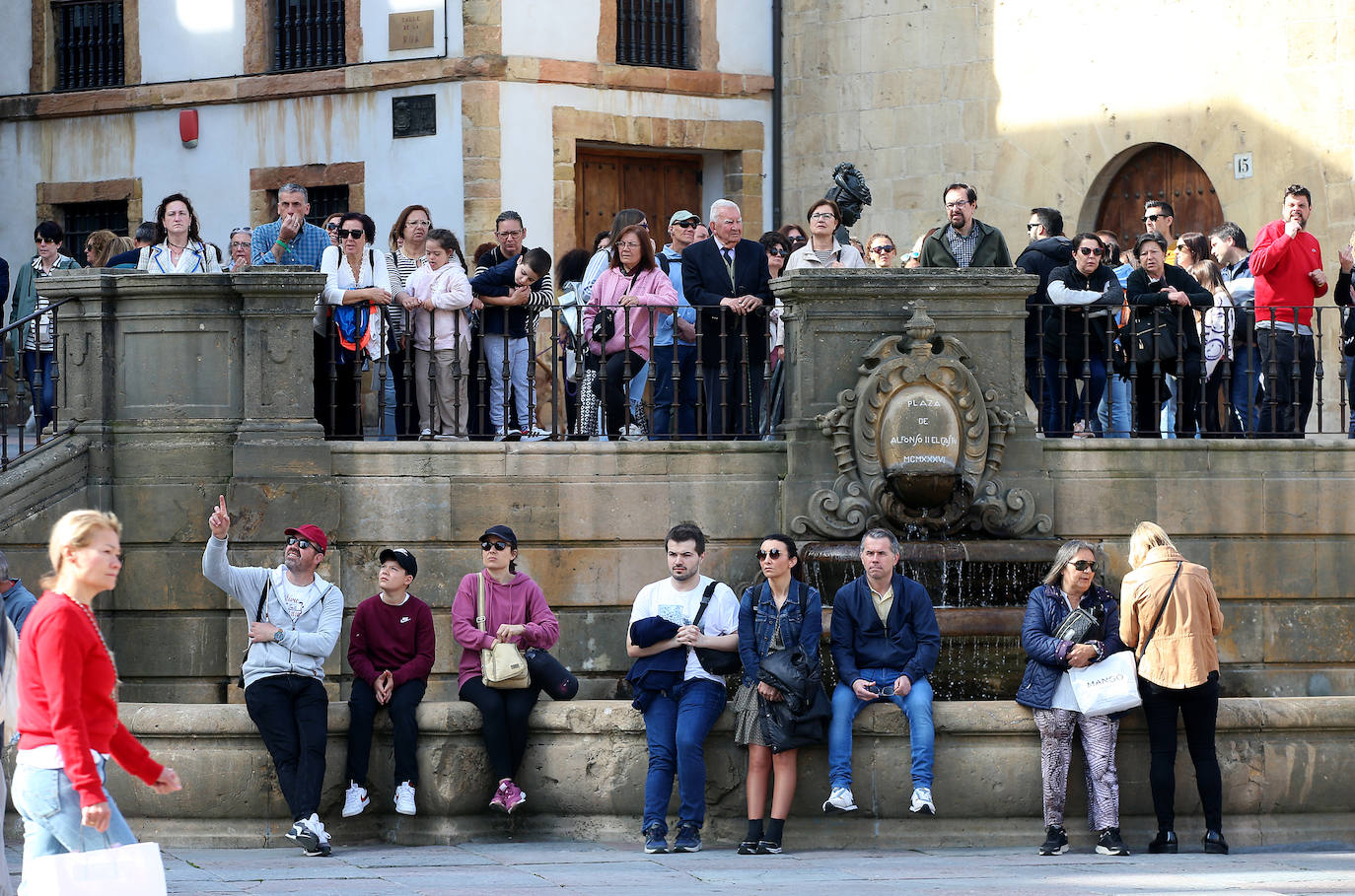 Calor y lleno total en Asturias en el Sábado Santo