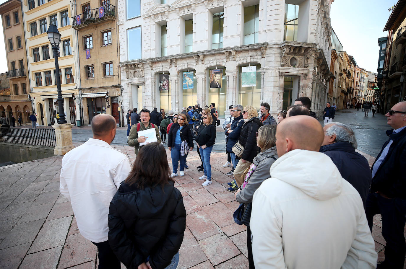 Calor y lleno total en Asturias en el Sábado Santo