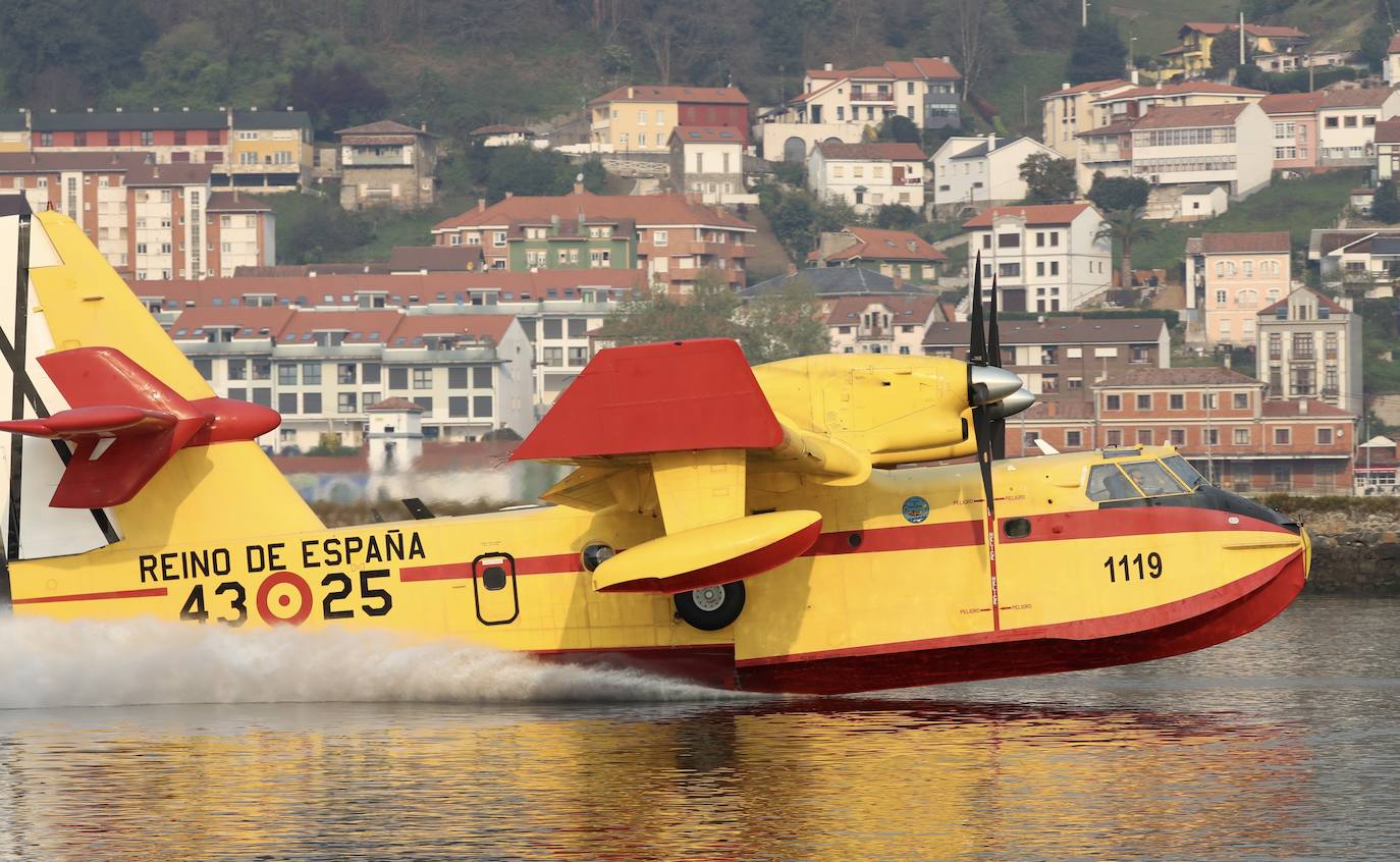 Una de las aeronaves anfibias recarga agua en el río Nalón.