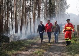 El consejero Alejandro Calvo y el presidente del Principado, Adrián Barbón, ayer, durante su visita a las zonas afectadas por los incendios.