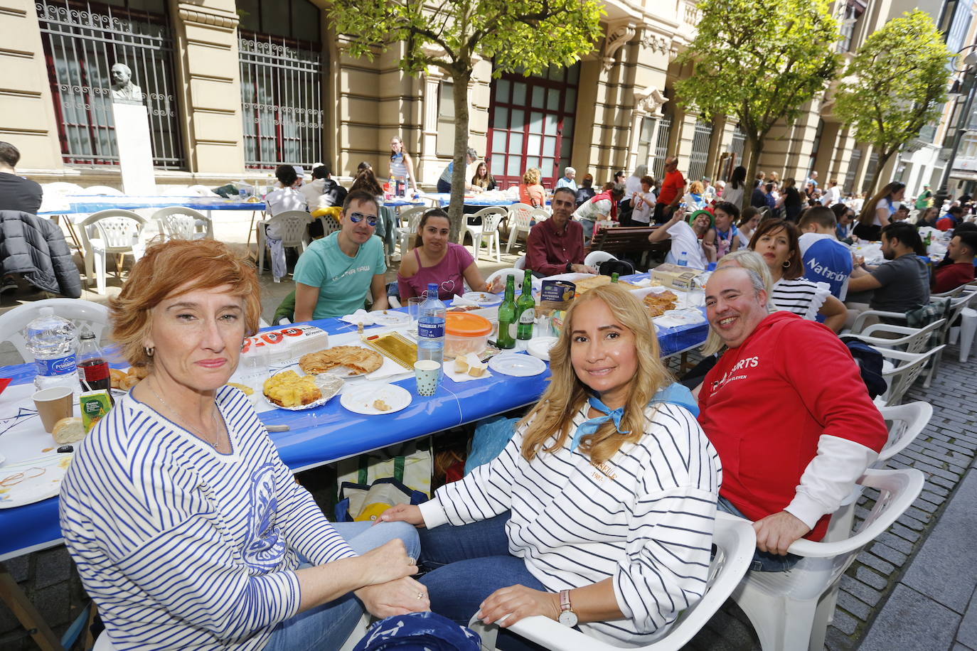 Avilés disfruta de la Comida en la Calle por todo lo alto