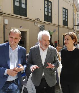 Imagen secundaria 2 - 1) Luis Fanjúl, Lolo Iñarra, Ana Reguero y Damián Fernández fueron los únicos representantes de Ciudadanos en la comida. 2) Arancha Martínez Riola invitó a la comida a Carolina López, candidata de Vox a la Presidencia del Principado y otros miembros del partido regional. 3) La presidenta de Foro Asturias, Carmen Moriyón, y el candidato a la Presidencia del Principado, Adrián Pumares, acompañaron a Javier Vidal.