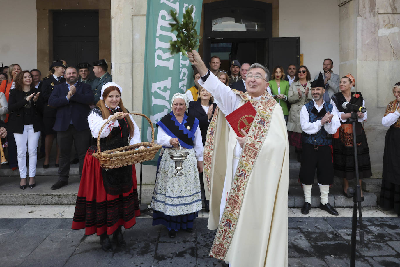 Pola de Siero se echa a las calles para celebrar los Güevos Pintos