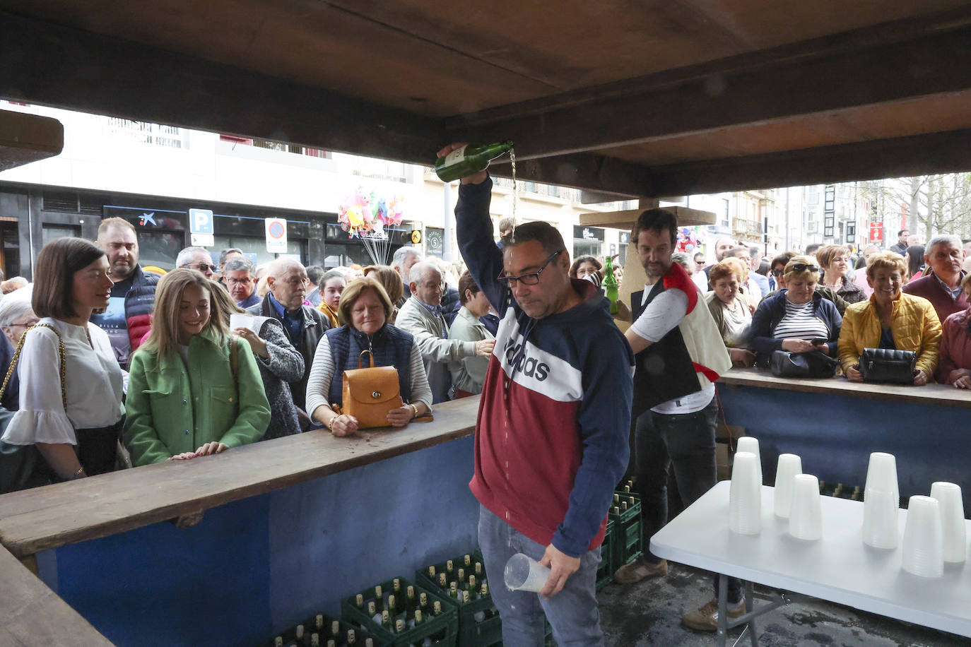 Pola de Siero se echa a las calles para celebrar los Güevos Pintos