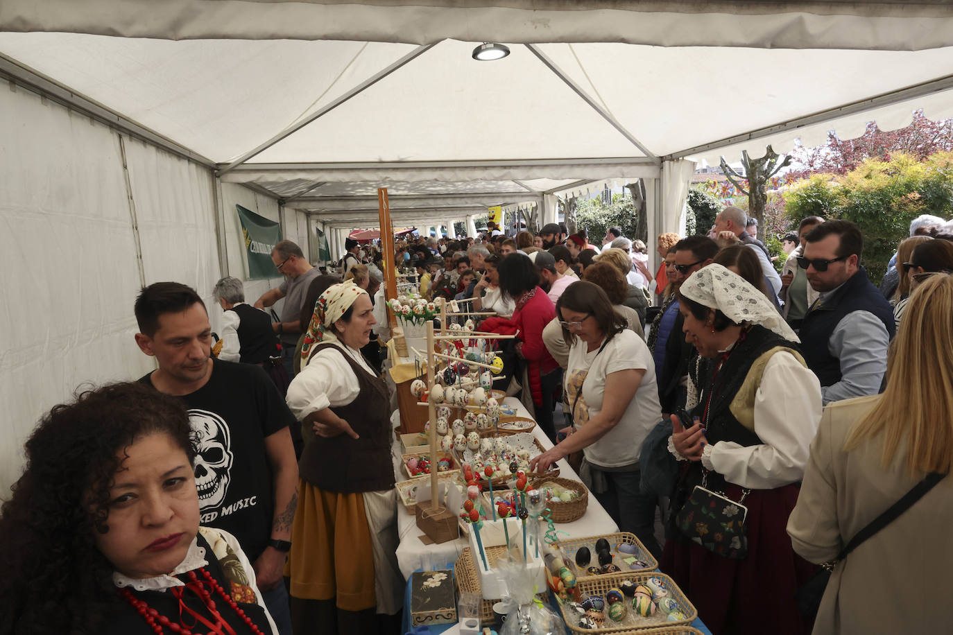 Pola de Siero se echa a las calles para celebrar los Güevos Pintos