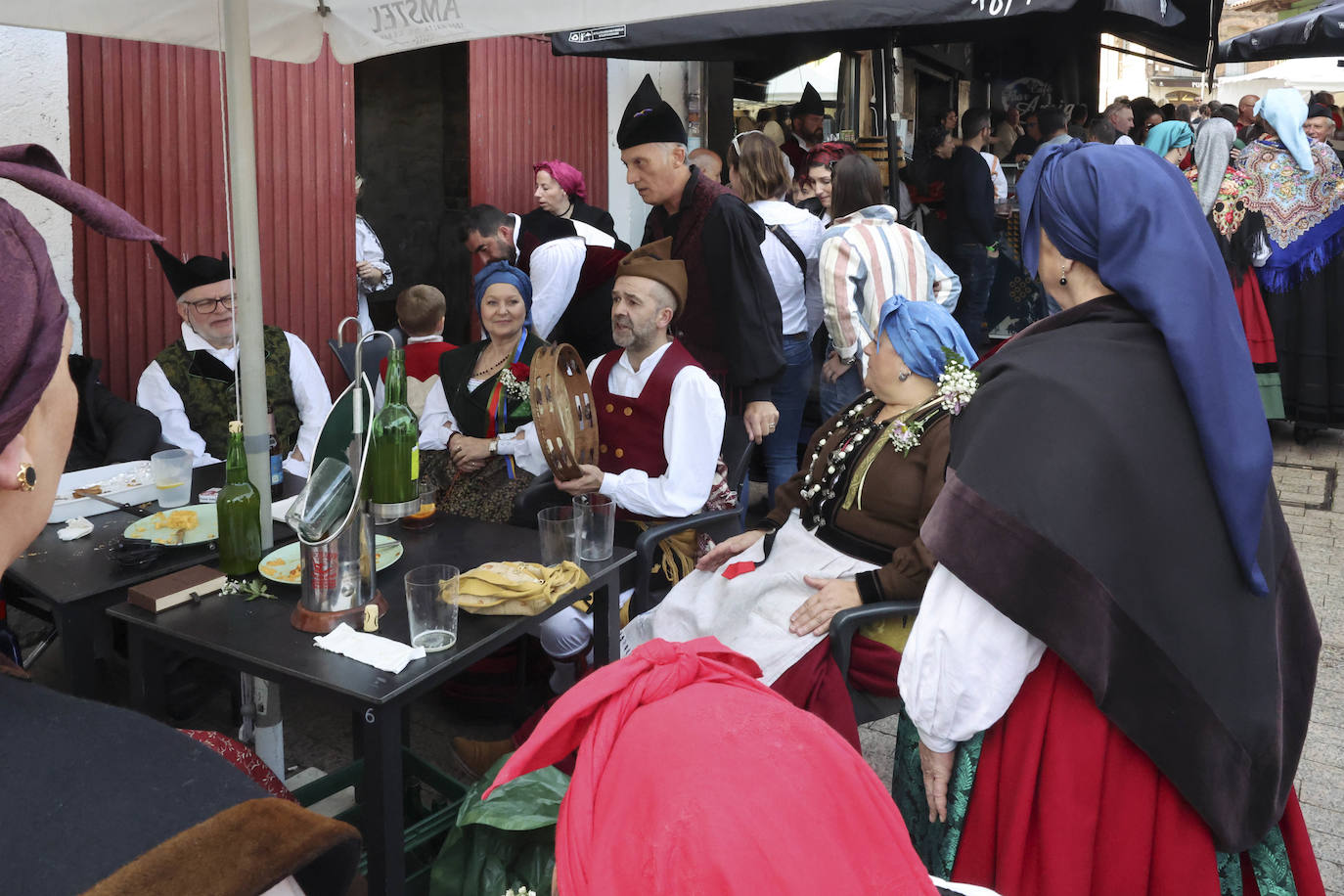 Pola de Siero se echa a las calles para celebrar los Güevos Pintos