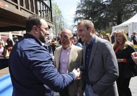 El presidente del Principado saluda al candidato de Foro Asturias, Adrián Pumares