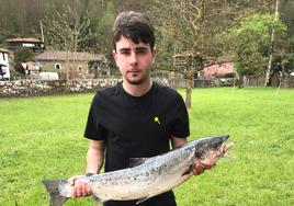 Mauro Otero Roza, con el ejemplar que pescó esta mañana.