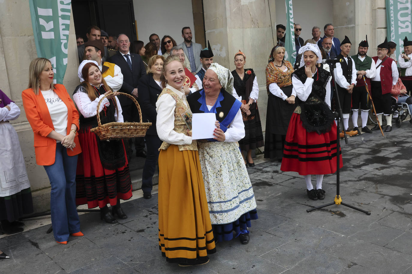 Pola de Siero se echa a las calles para celebrar los Güevos Pintos