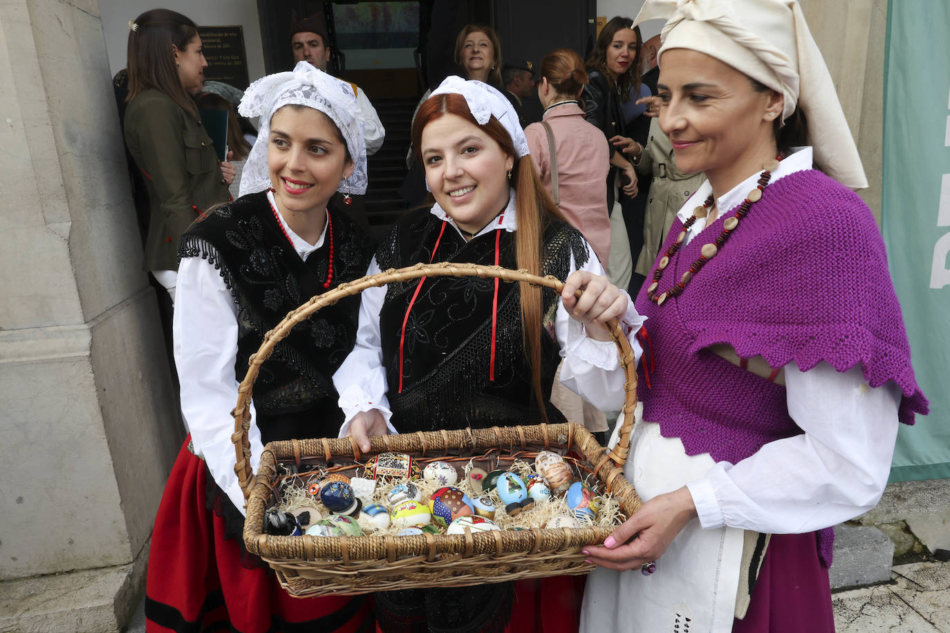 Pola de Siero se echa a las calles para celebrar los Güevos Pintos